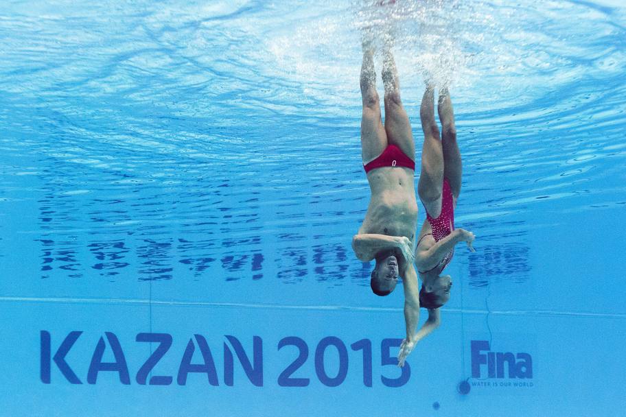 Mondiali di nuoto a Kazan, Russia. Gli americani Christina Jones e Bill May hanno vinto la medaglia d&#39;oro nella gara del duo misto sincro (Afp)